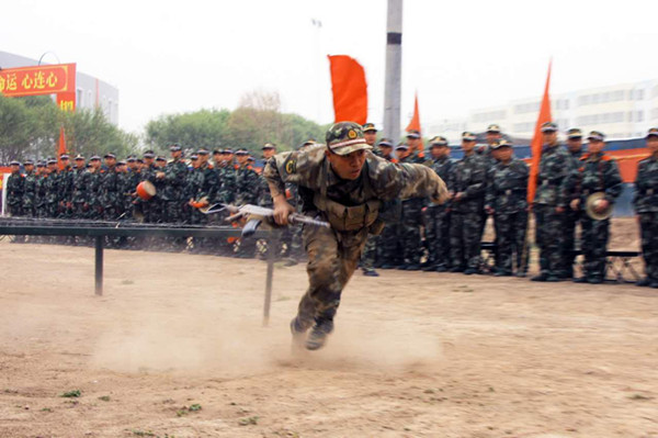 高国强军营训练照