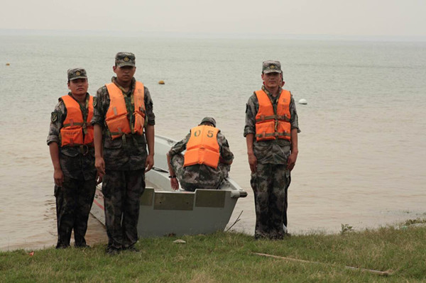 景硕(左二)与战友合影