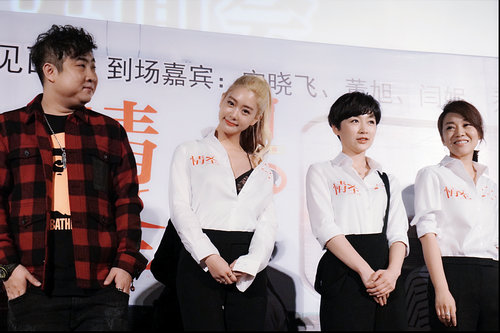 Clara克拉拉现身上海路演 白衬衫穿V穿出新个性