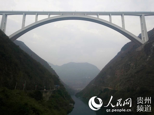 图为世界第一跨的沪昆高铁北盘江特大桥(近景)。王钦摄