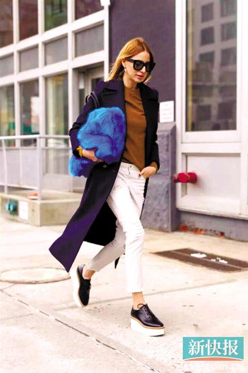 鲜艳色彩的Oversized大毛绒包,当手包来拎是今冬最时髦的方式之一,要注意的是,服装搭配上尽量选择简单、基础的款式和颜色,否则手上这大面积的鲜艳色彩很容易让人显得“庞大”。