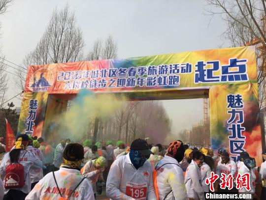 图为青海省西宁市迎新年彩虹跑比赛。张添福　摄