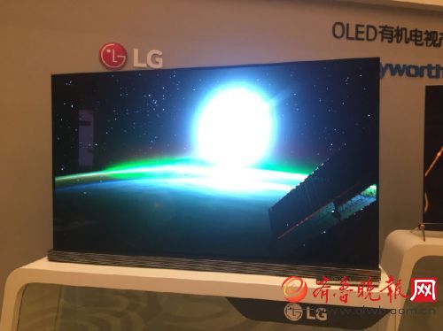 中国OLED显示产业峰会展出的65英寸LG OLED电视