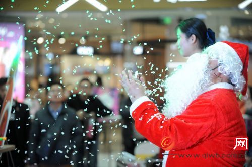 济南实拍：圣诞魔法秀吸引了一大波孩子的目光  齐鲁晚报 记者 左庆 摄