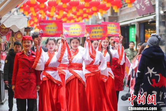 学生着汉服呼吁维护中华传统节日刀剑摄