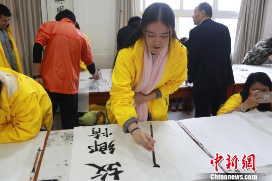 海外华裔少年学习书法写作。曹曦 摄