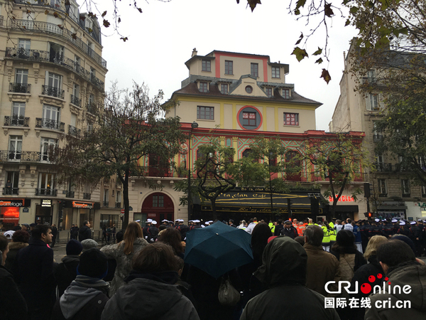 巴黎恐袭一周年纪念日，法国民众到巴塔克兰剧院参加哀悼活动。范婷玉 摄