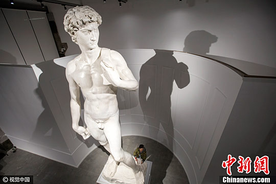 艺仓美术馆《神美·米开朗基罗大展》布展现场，工人正在为米开朗基罗雕塑展区布置灯光。这里的展品皆用原模翻铸造。林青 摄 图片来源：视觉中国
