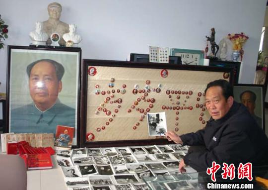 陈多武展示他收藏的部分纪念品。　马春歌　摄