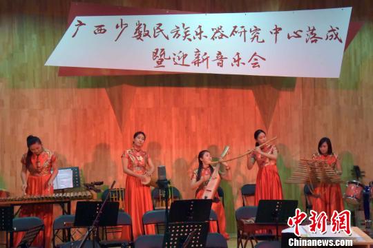广西师范学院学生在尝试用东盟国家的名族乐器和壮族乐器合奏。　蒋雪林 摄
