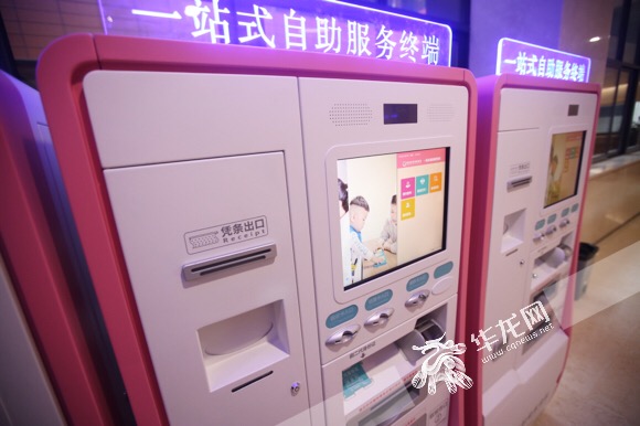 自助一体终端机在医院随处可见。记者 李裕锟 摄