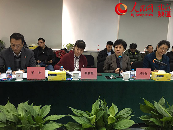 西城区副区长司马红主持召开接听总结会，现场汇总群众来电，对群众反映问题进行研究部署，分解落实。人民网 鲍聪颖摄