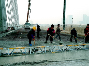 桥面进行混凝土铺装。 本报记者 邢孟 摄