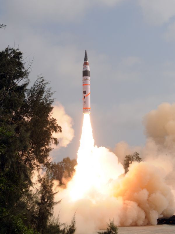 资料图片：2015年4月19日，印度从东部惠勒岛试射自主研制的、射程超过5000公里并可携带多枚核弹头的烈火－5型中程弹道导弹。 新华社发
