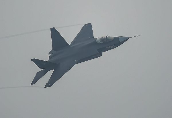11月11日，FC-31战斗机在珠海航展中心上空进行飞行表演。 新华社发