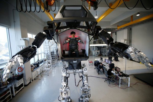 机器人可以配合坐在胸部控制席上的人的动作，双脚走路，双臂做出动作。（图片来源：路透社）
