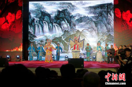 图为当晚京剧演唱会现场。中新网记者 刘湃 摄