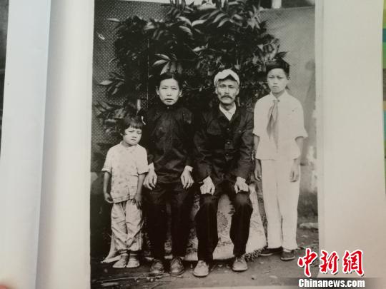 日本战争遗孤中岛幼八认为安倍首相应先来中国谢罪。图为1956年中岛幼八和养母孙振琴、第三任养父赵树森拍摄的全家福照片，右一为中岛幼八。　李娜 摄