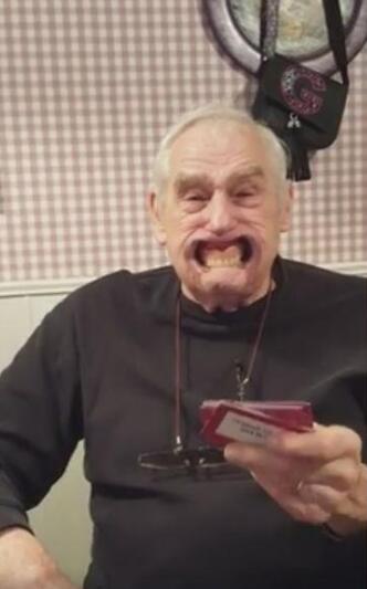 美国88岁老人玩桌游笑出假牙