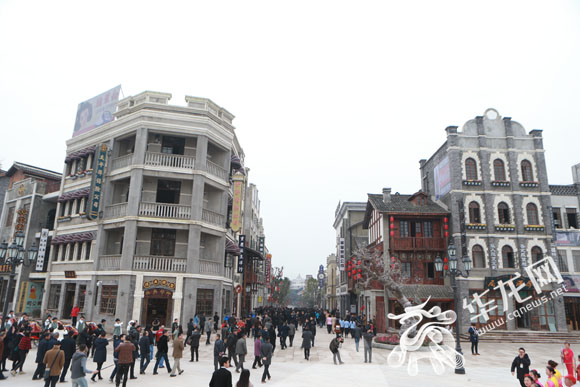 两江国际影视城对公众开放后，不少市民前去游玩。 首席记者 李文科 摄