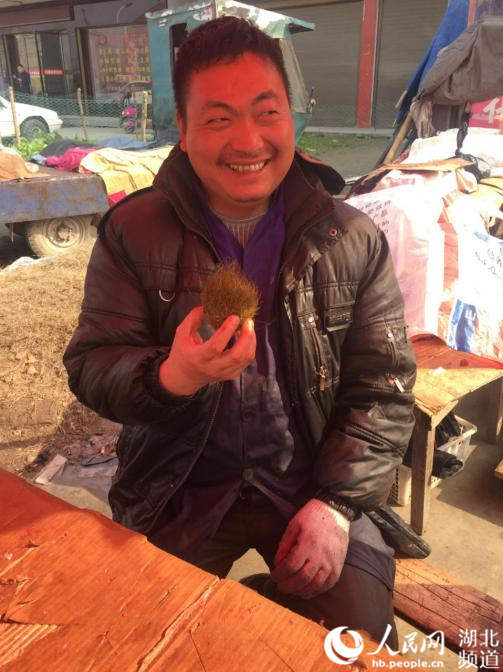 谢平模高兴地展示“毛蛋”