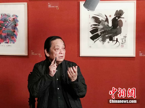 韩美林现场讲述《丁酉年》生肖邮票邮品创作故事。中新网记者 宋宇晟 摄