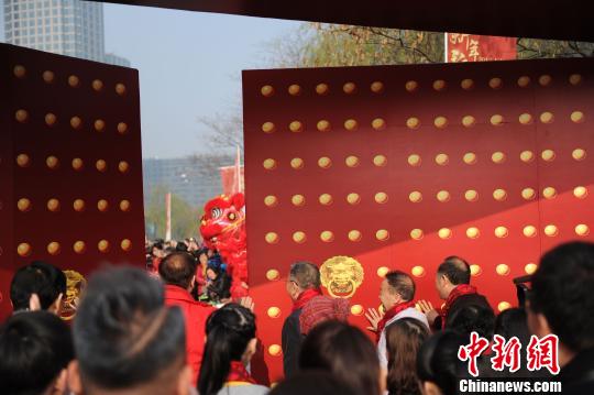 图为中国(杭州)新年祈福走运大会活动现场。　何蒋勇 摄