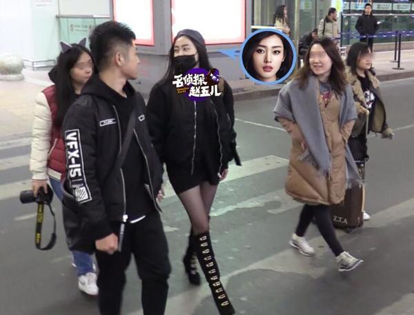 张天爱不惧寒冷秀美腿 机场上演黑丝诱惑