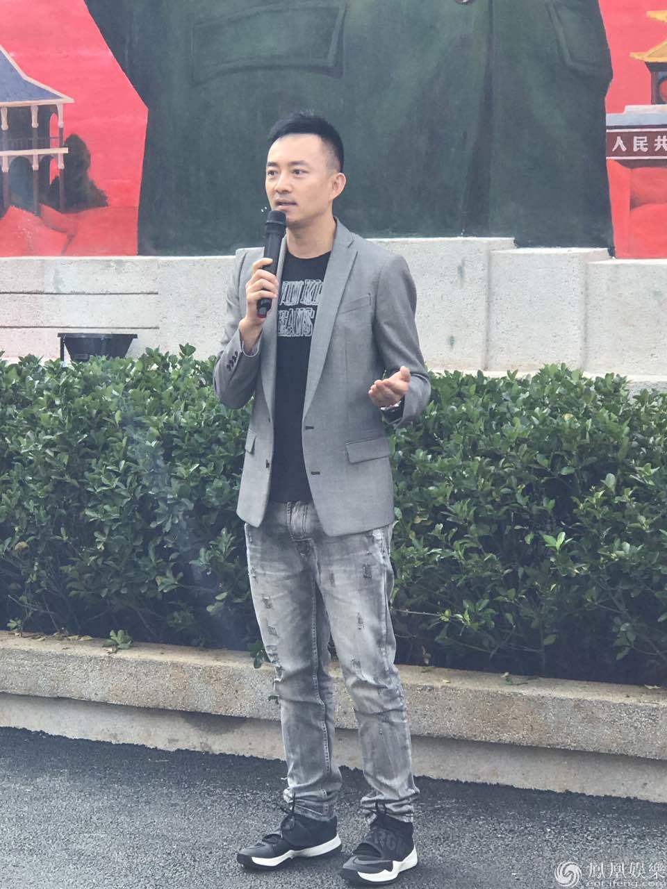 47岁亚宁罕见现身主持 白发不见帅气依旧|亚宁 主持人