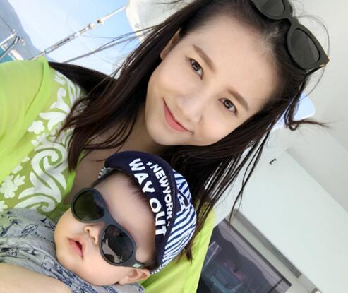 弦子带儿赴三亚避雾霾 产后四肢纤细上围暴涨