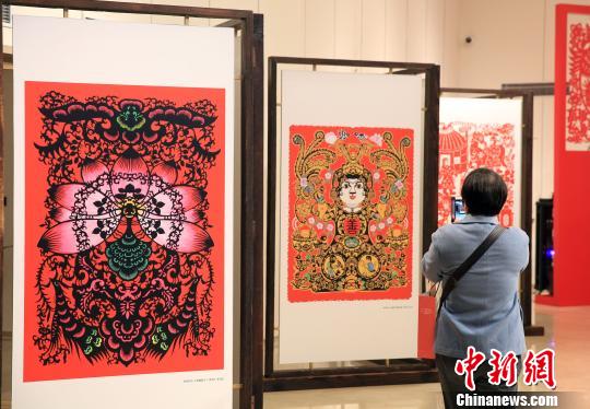 中国传统工艺(剪纸)大赛成果展吸引观众。　潘索菲 摄