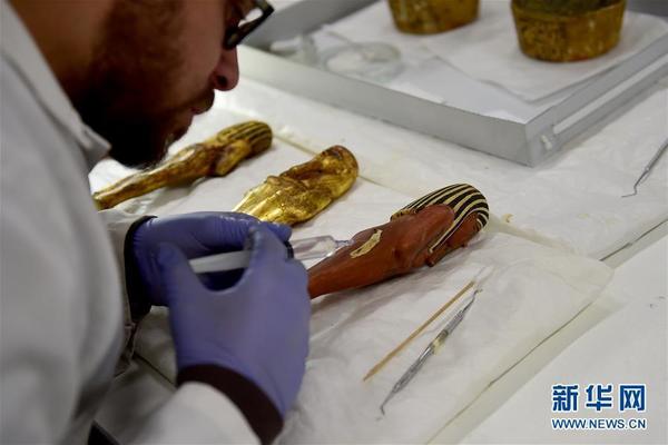 图为在埃及开罗，一名专家在大埃及博物馆木制品研究室内修复文物。新华社记者 赵丁喆 摄 图片来源：新华网