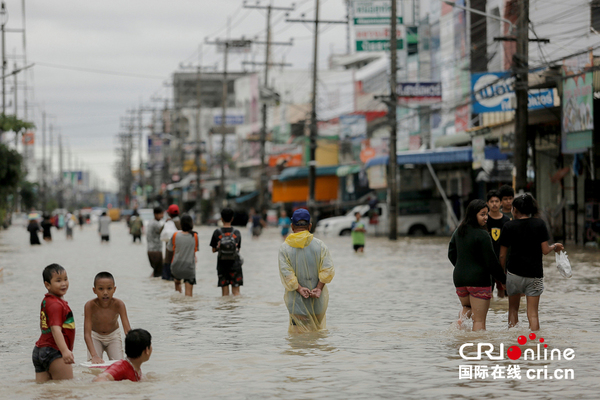　　当地时间2017年1月6日，泰国南部洛坤省Muang地区，洪水淹没街道，民众出行困难。据悉，泰国南部连日大量降雨，多地发生水灾。图片来源：视觉中国
