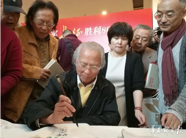 2016年10月30日，叶老在四川省美术馆。摄影 陈羽啸