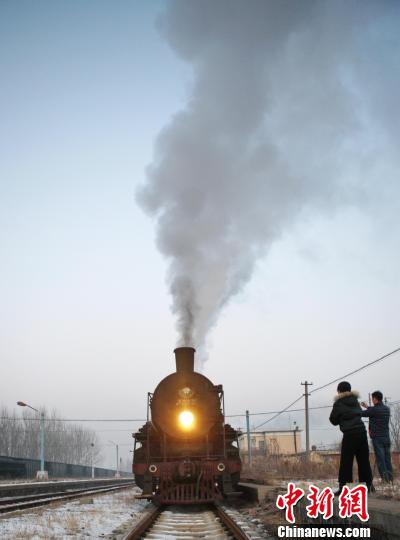 中外游客汇聚辽宁怀旧工业文明“蒸汽机车”(图)