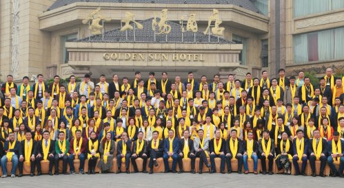 公司高层与经销商合影（部分）