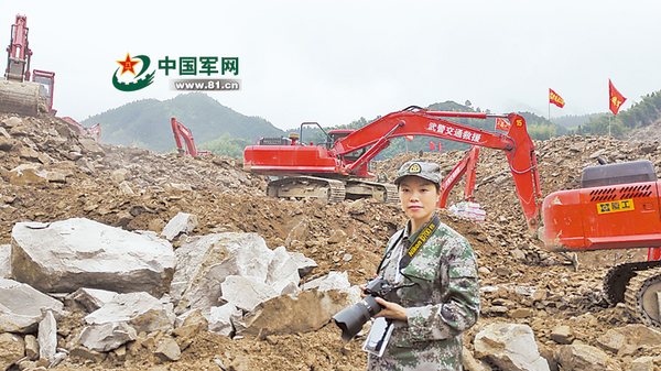 2016年9月,柳丽娟在浙江省遂昌县山体滑坡现场采访。安丰达摄