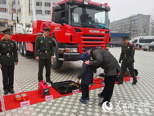 市民带孩子观看消防展示装备