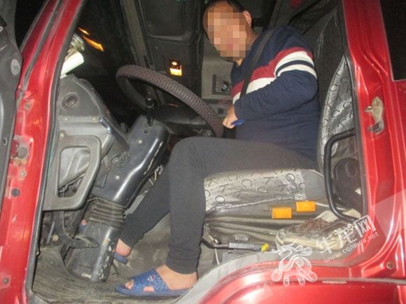 这名驾驶员穿凉拖鞋开车被查。市交通执法高速二支队一大队供图 华龙网发