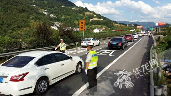 渝湘高速上车辆有交通违法行为请你举报。资料图片