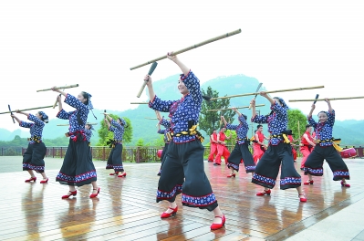 ▼ 演员在表演武夷山民俗刀花舞。