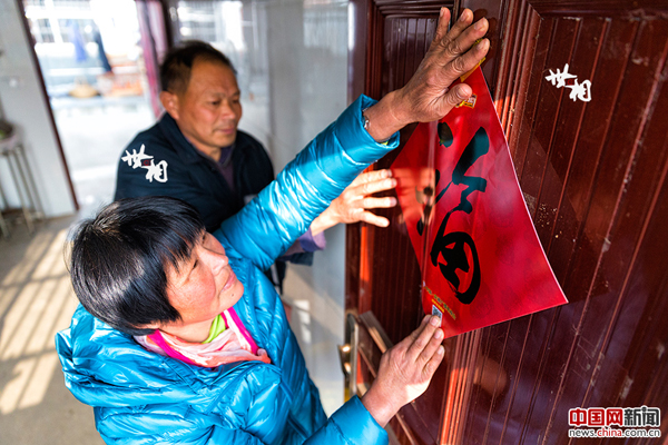 袁道荣把从合肥带回来的福字贴在门上，仿佛想要赶紧过渡到新的一年。