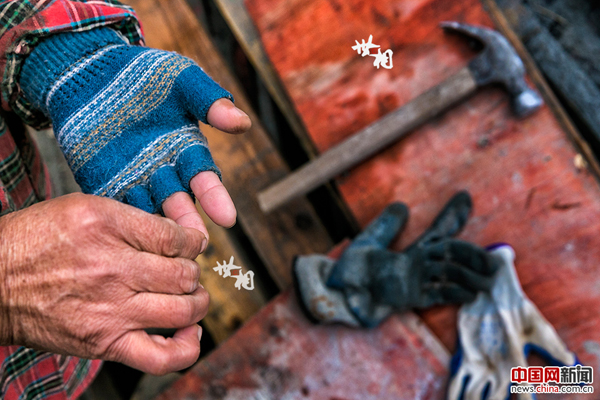 做杂工时，一根木刺扎到了袁道荣的手上。