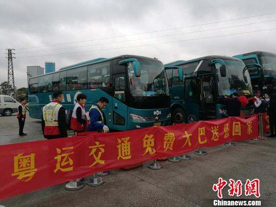 1月13日，逾300名广西务工人员从广东佛山乘坐免费大巴返乡。　蔡敏婕　摄