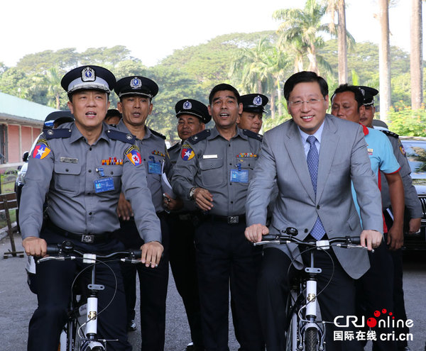 中国驻缅甸大使馆向缅甸仰光省警察厅捐赠百辆