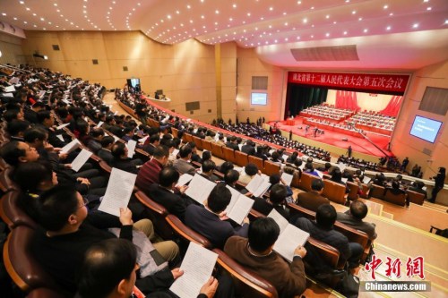 2017年1月15日，湖北省第十二届人民代表大会第五次会议在武汉开幕。 中新社记者 张畅 摄