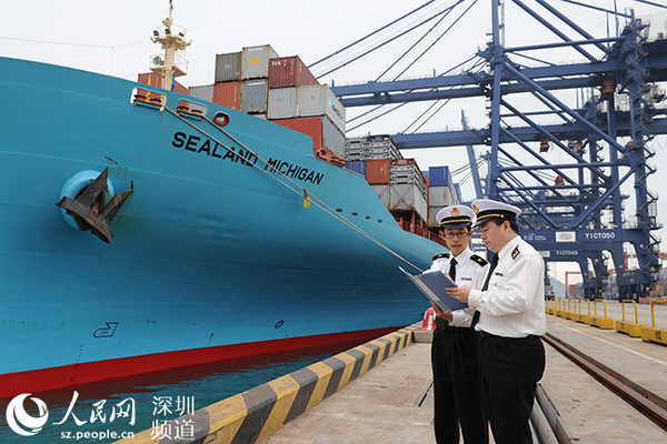深圳海关在盐田港实施全国通关一体化改革提升海运货物效率。（资料图）