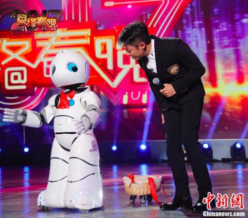 CCTV网络春晚世界第二智能机器人PK撒贝宁