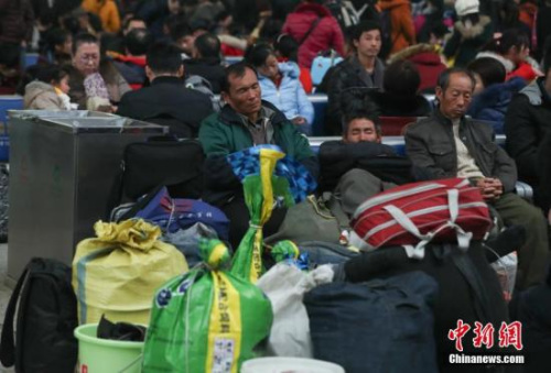 回家过年!这些“春运神器”,你会用吗?(组图) - 风帆页页 - 风帆页页博客 1月16日,武汉汉口火车站候车大厅里,等待进站上车的乘客进入了梦乡。中新社记者 张畅 摄