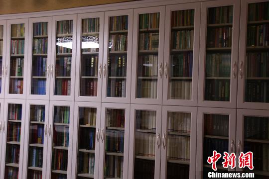 内蒙古“爱书人”个人藏书15万册 家中建起图书馆